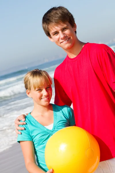 Sorella e fratello sulla spiaggia — Foto Stock