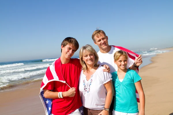 Американская семья на пляже — стоковое фото