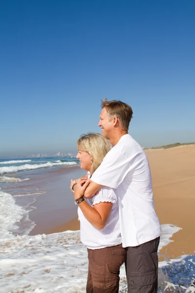 Μέσης ηλικίας αγαπημένο ζευγάρι στην παραλία — Φωτογραφία Αρχείου
