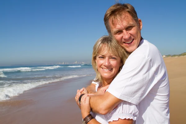 Šťastné milující starší pár na pláži — Stock fotografie