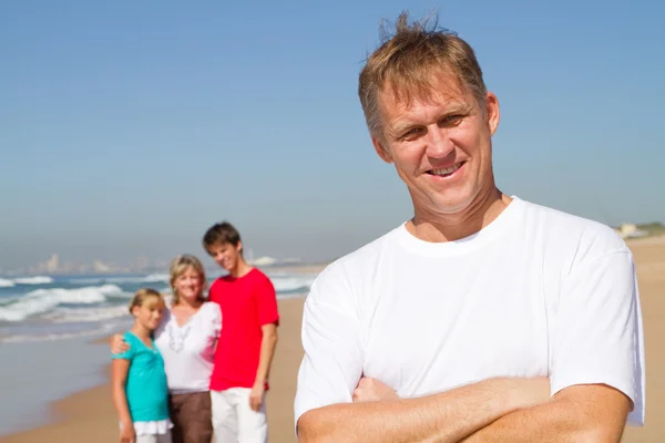 Maturo padre e la sua famiglia sulla spiaggia — Foto Stock