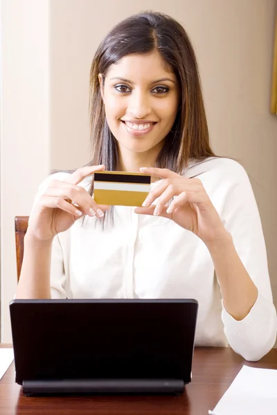 Όμορφη νέα γυναίκα που κρατά μια πιστωτική κάρτα — Φωτογραφία Αρχείου