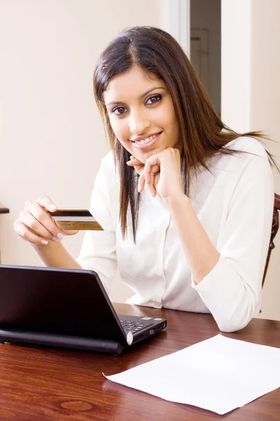 Αυτοπεποίθηση νέα γυναίκα που κρατά την πιστωτική κάρτα — Φωτογραφία Αρχείου
