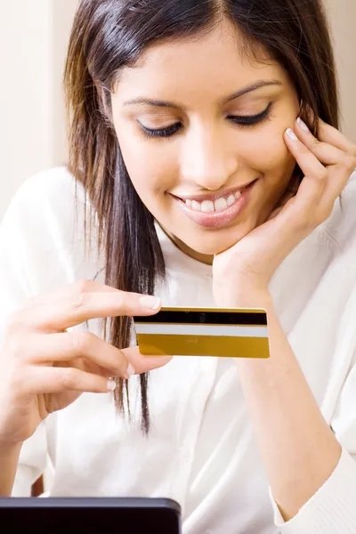 Kredi kartı tutan kendine güvenen genç kadın — Stok fotoğraf