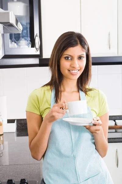 Giovane donna attraente bere caffè in cucina — Foto Stock