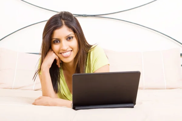 노트북 컴퓨터와 아름 다운 젊은 여자 — 스톡 사진