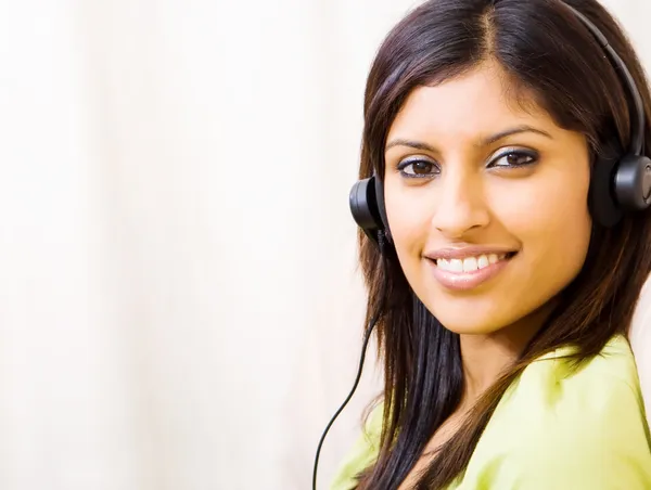 Jonge vrouw luisteren muziek met headset — Stockfoto