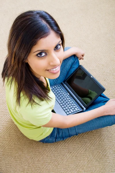 Jovem mulher bonita usando laptop — Fotografia de Stock