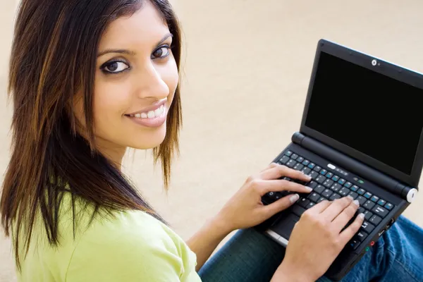 Mulher bonita usando laptop — Fotografia de Stock