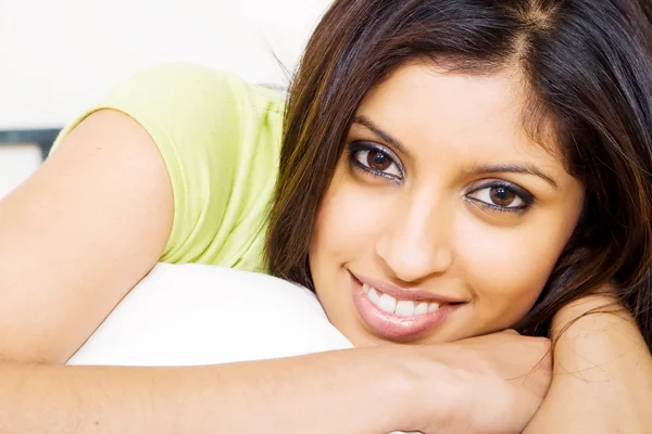 Piękna młoda kobieta indyjskich leżący na łóżku — Zdjęcie stockowe