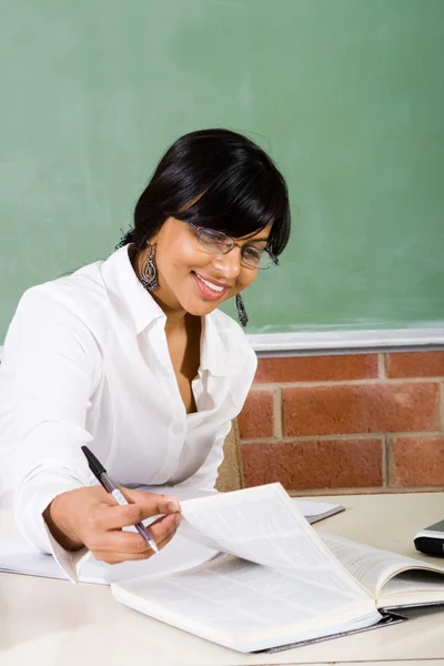 Kvinnliga lärare arbetar i klassrummet — Stockfoto