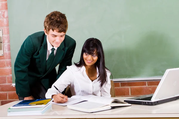Weiblich lehrer und teen student im klassenzimmer — Stockfoto