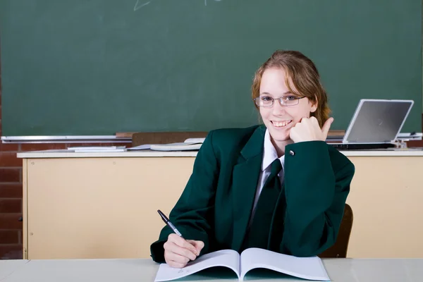 Vrouwelijke middelbare schoolstudent in klas — Stockfoto
