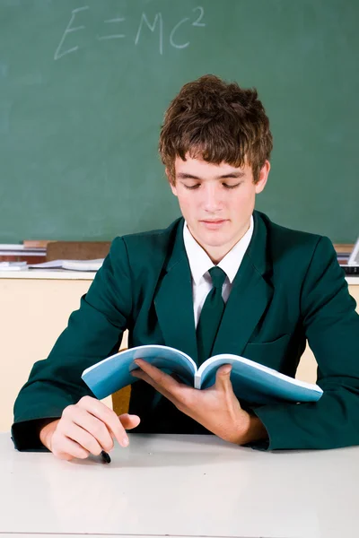 Μαθητής γυμνασίου ανάγνωση μέσα στην τάξη — Φωτογραφία Αρχείου