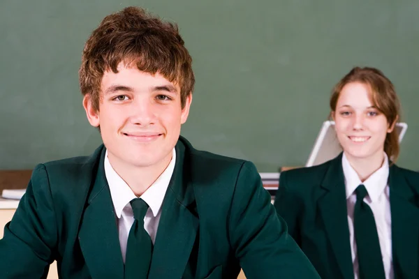 Två gymnasieelever i klassrummet — Stockfoto
