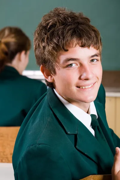 Middelbare school jongen in klas — Stockfoto