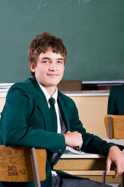 High school boy i klassrummet — Stockfoto