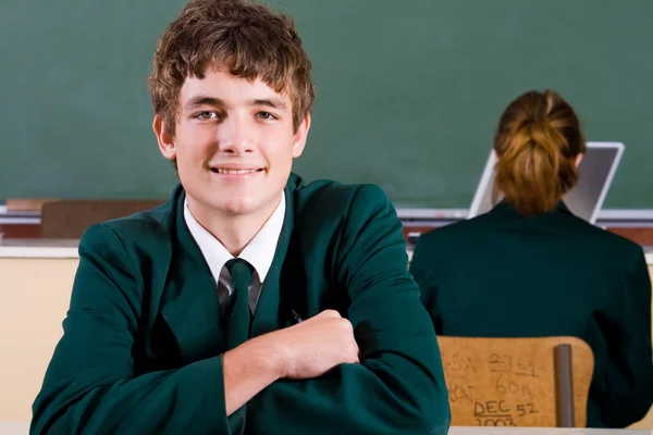 High school boy i klassrummet — Stockfoto
