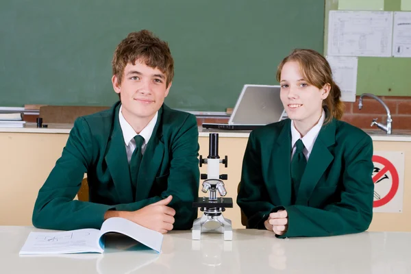Estudantes do ensino médio usando microscópio — Fotografia de Stock