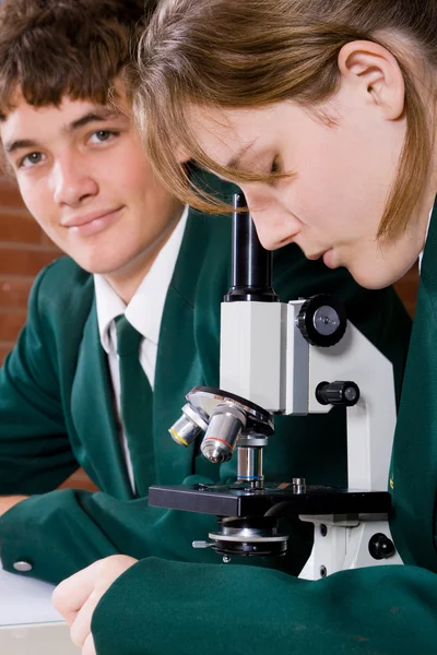 Estudantes do ensino médio em aula de ciências — Fotografia de Stock