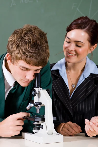 Science lärare undervisning gymnasiestudent — Stockfoto