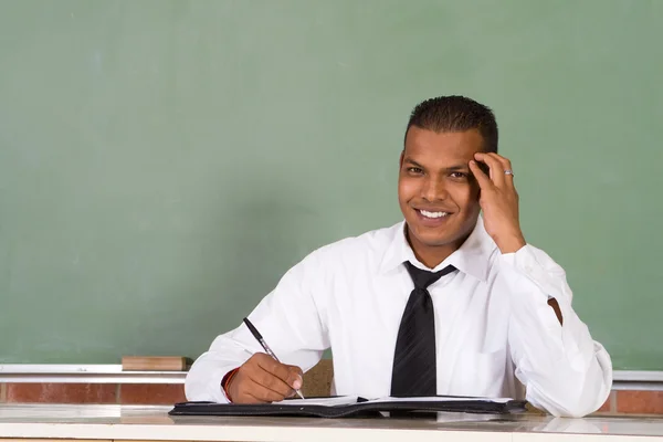 黒板の前に座っている男性教師 — ストック写真