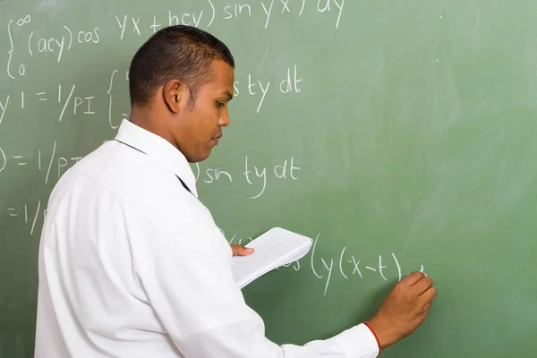 Manliga matematik lärare undervisning klass — Stockfoto