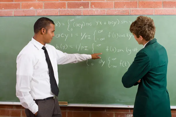 Matematik lärare undervisning eleven i klassrummet — Stockfoto
