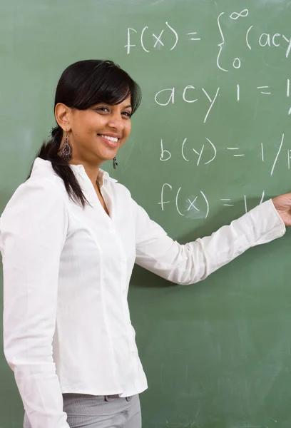 Muda menarik guru matematika India — Stok Foto