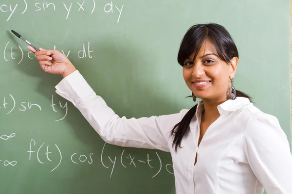 Красивая учительница математики — стоковое фото