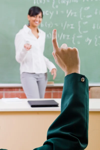Student hand upp i klassrummet — Stockfoto