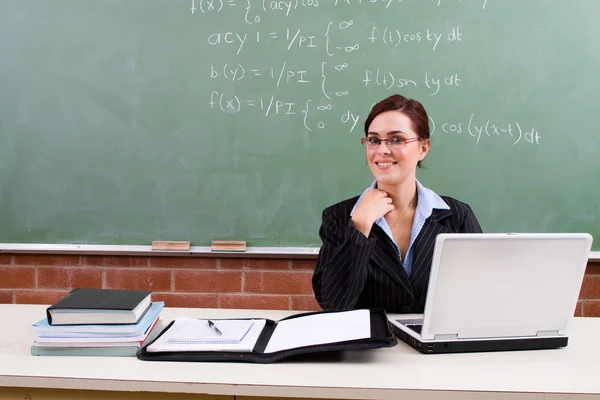 Attraktiva kvinnliga lärare i klassrummet — Stockfoto