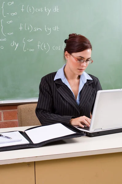 Kvinnlig lärare arbetar i klassrummet — Stockfoto