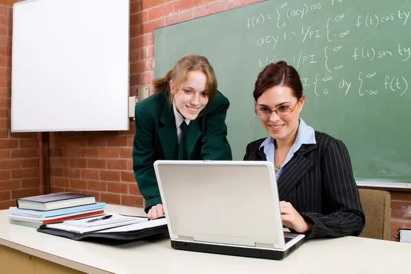 Middelbare schoolleraar en leerling in de klas — Stockfoto