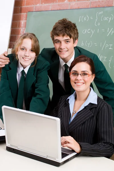 Middelbare schoolleraar en studenten — Stockfoto
