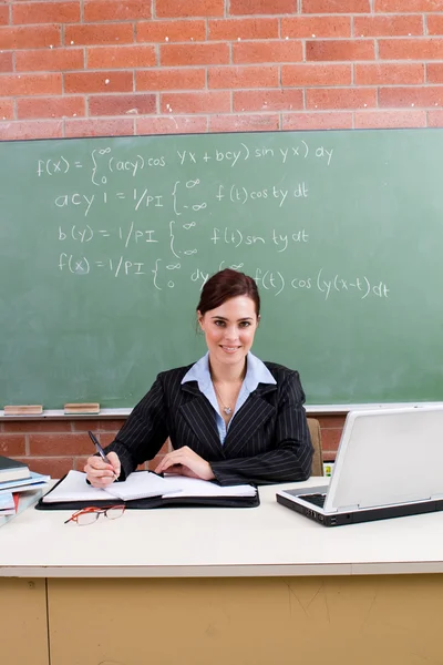 Kvinnliga lärare i klassrummet — Stockfoto
