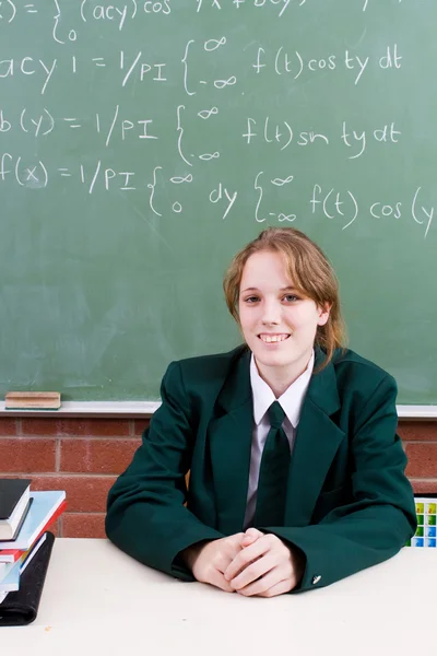 High school flickan i klassrummet — Stockfoto