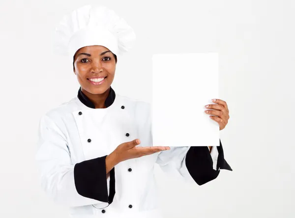 Africano americano chef feminino apresentando menu — Fotografia de Stock