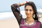 glücklich schöne indische Frau am Strand