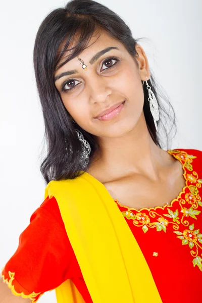 Ung söt indisk kvinna närbild porträtt — Stockfoto