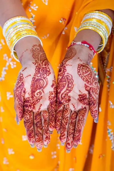 Indian woman hands with henna — Stock Photo, Image