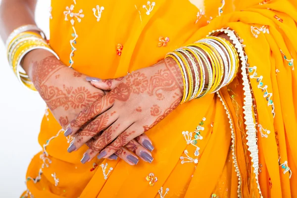 Matrimonio indiano mani sposa con hennè — Foto Stock