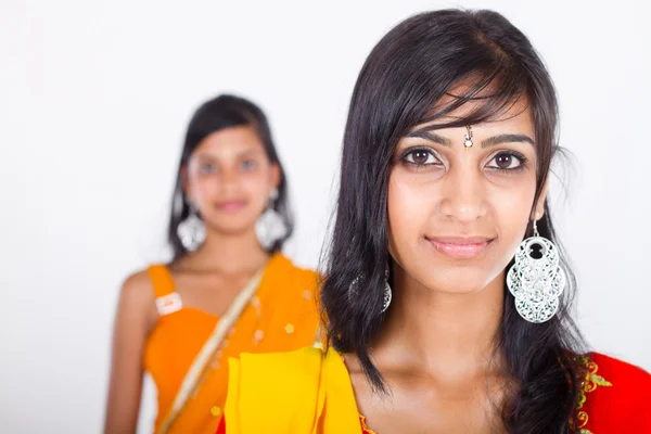 Zwei schöne indische Mädchen — Stockfoto