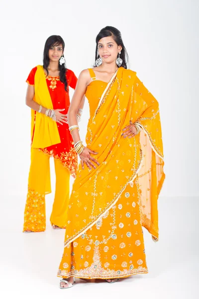 Unga indiska kvinnor i traditionella sari i studio — Stockfoto