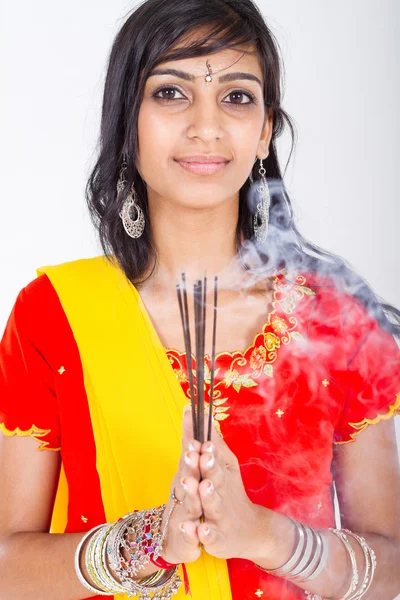 Genç bir Hintli kadın holding tütsü — Stok fotoğraf