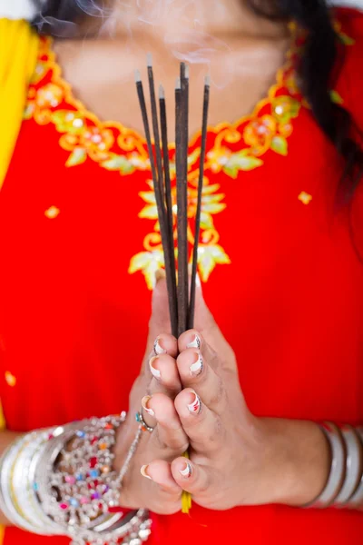 Close-up de mulher indiana com incenso — Fotografia de Stock