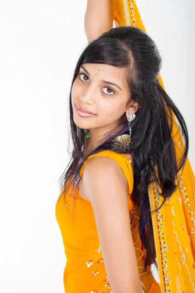 Ung indisk kvinna i sari — Stockfoto