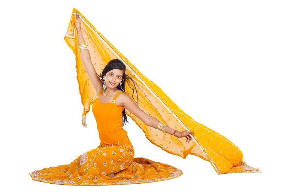 Joven mujer india vistiendo saree aislado en blanco —  Fotos de Stock