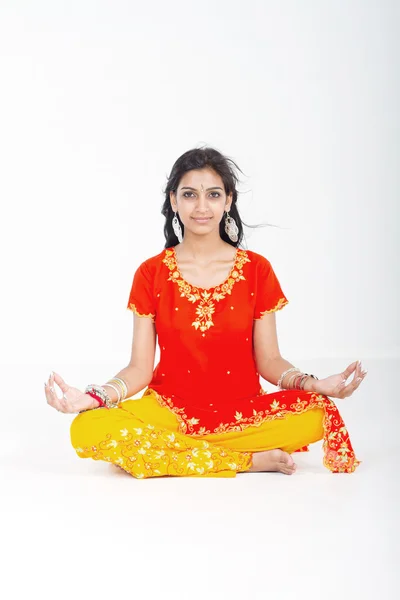 Jovem indiana meditação ioga mulher no estúdio — Fotografia de Stock