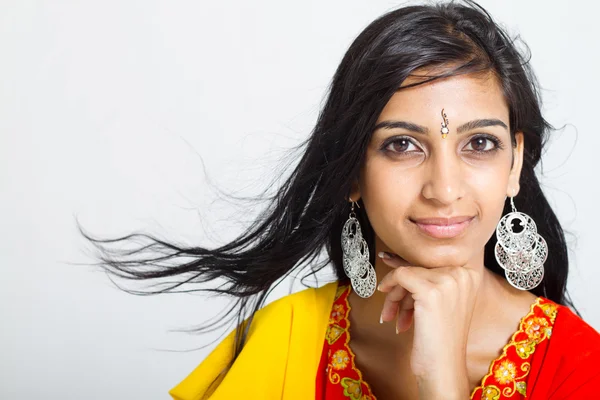 Studio porträtt av en vacker indisk kvinna — Stockfoto